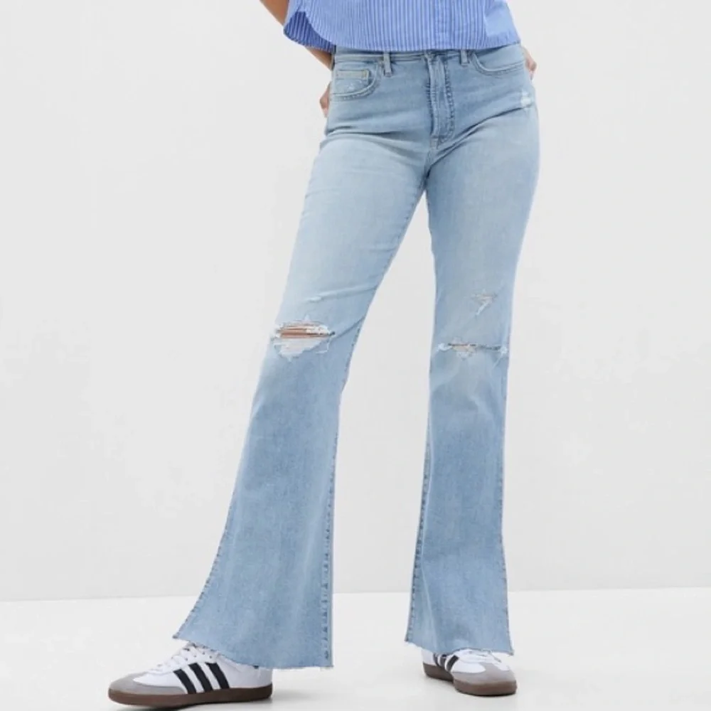 High Rise Split-Hem '70s Flare Jeans || GAP - Picture 1 of 9